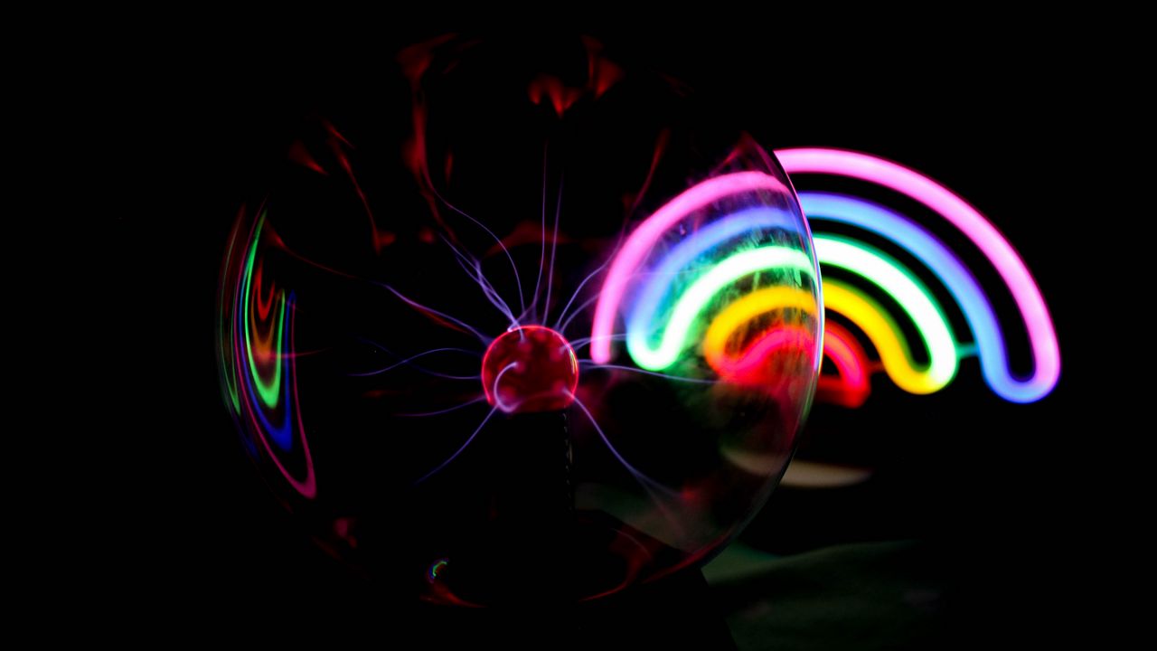 Обои шар, плазма, электричество, радуга, неон, темный