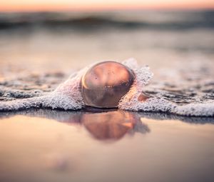 Превью обои шар, пузырь, волна, песок, побережье