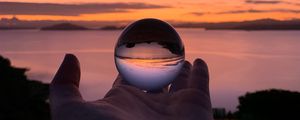 Превью обои шар, рука, отражение