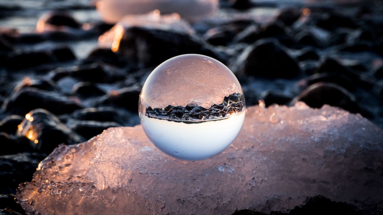 Обои шар, стекло, берег, отражение, камни