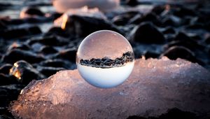 Превью обои шар, стекло, берег, отражение, камни