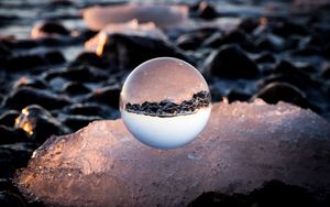 Превью обои шар, стекло, берег, отражение, камни