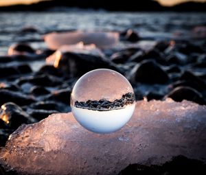 Превью обои шар, стекло, берег, отражение, камни