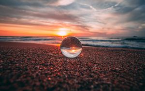 Превью обои шар, стекло, отражение, море, закат, берег