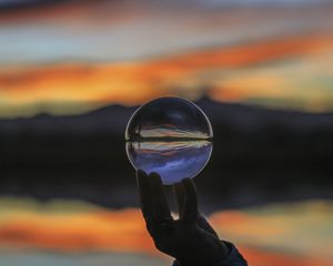 Превью обои шар, стекло, рука, размытие