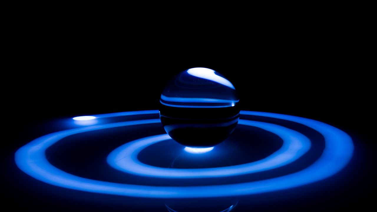 Обои шар, стекло, свет, спираль, темный, синий