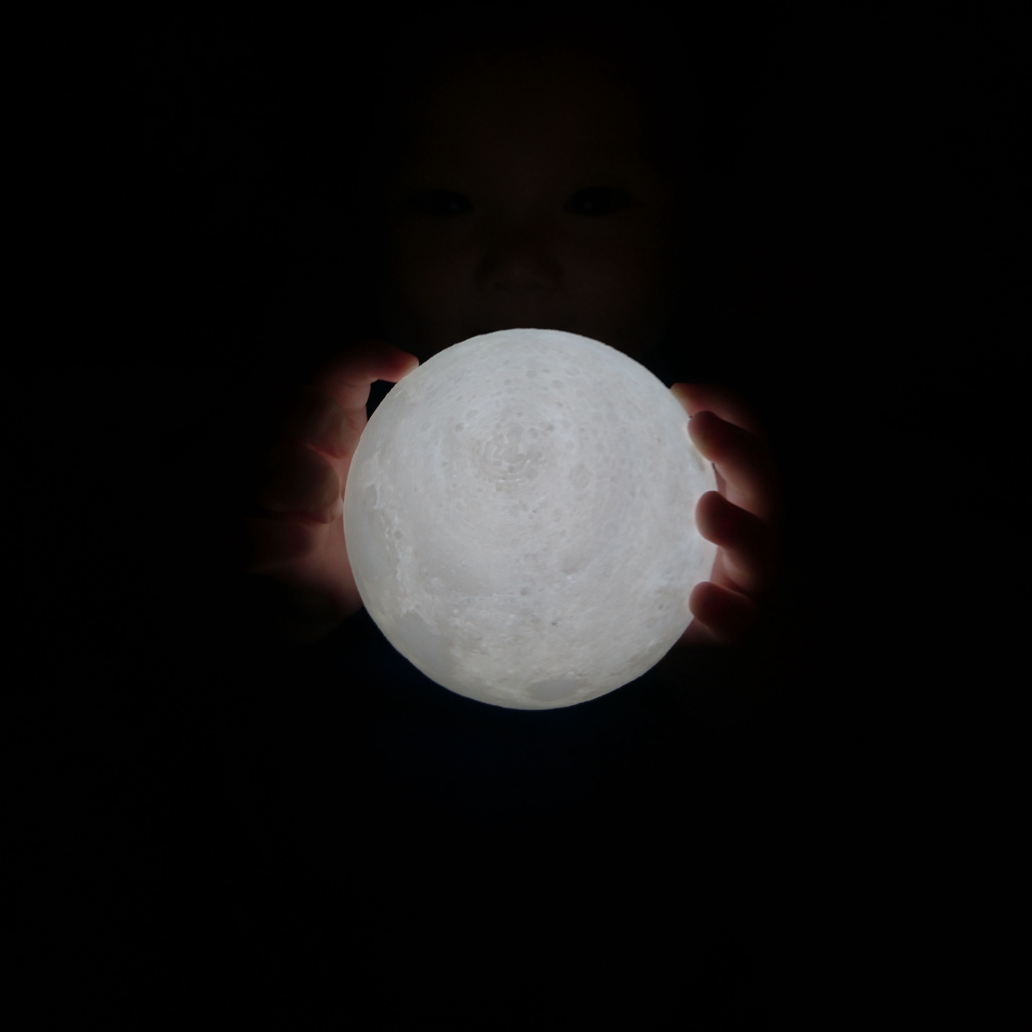 Луна светила из круглой пушистой. Шар Луна. Луна в руках. Фото Луны. Фото с луной в руках.