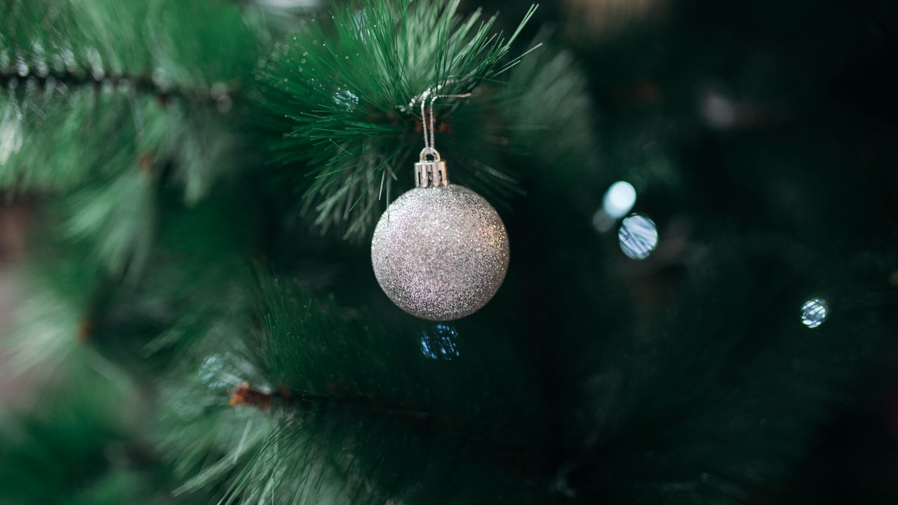 Обои шар, украшение, серебристый, елка, новый год, рождество