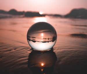 Превью обои шар, вода, отражение, искажение, фокус