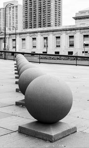 Превью обои шары, архитектура, город, здания, отражение, улица, чб, миннеаполис, сша