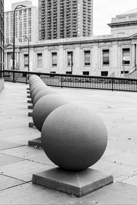 Превью обои шары, архитектура, город, здания, отражение, улица, чб, миннеаполис, сша