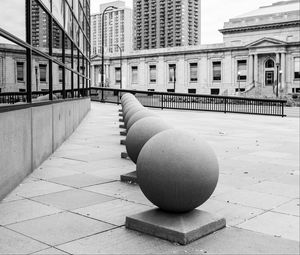 Превью обои шары, архитектура, город, здания, отражение, улица, чб, миннеаполис, сша