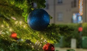 Превью обои шары, елка, новый год, рождество, гирлянда, улица, декор, праздник