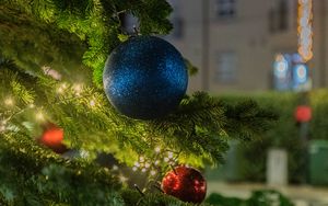 Превью обои шары, елка, новый год, рождество, гирлянда, улица, декор, праздник