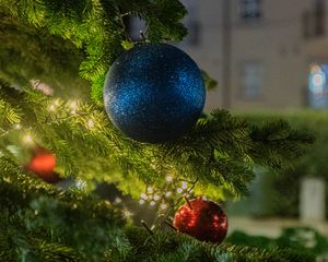 Превью обои шары, елка, новый год, рождество, гирлянда, улица, декор, праздник