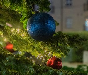 Превью обои шары, елка, новый год, рождество, гирлянда, улица, декор, праздник