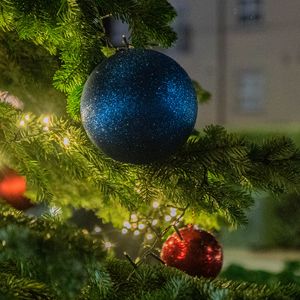 Превью обои шары, елка, новый год, рождество, гирлянда, улица, декор, праздник