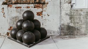 Превью обои шары, стена, краска