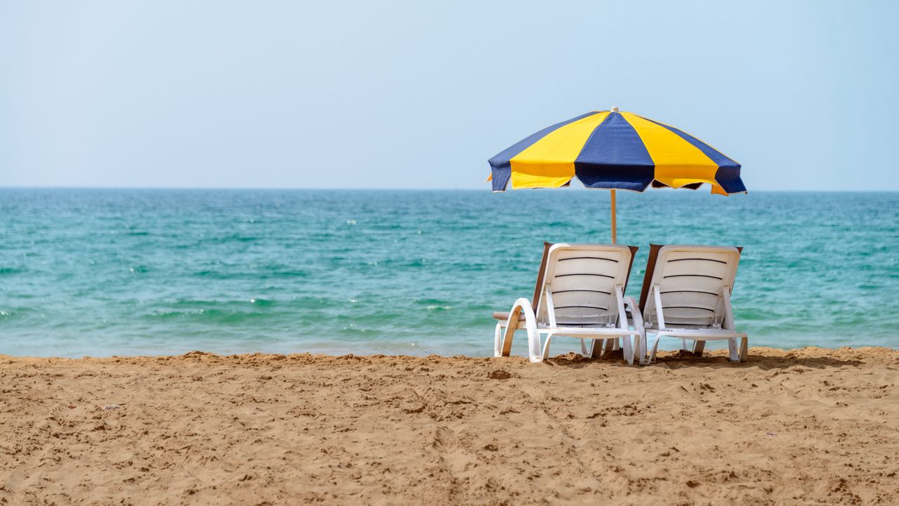 Обои шезлонги, зонтик, пляж, море, лето, отдых