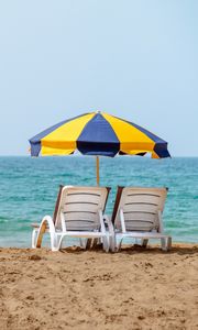 Превью обои шезлонги, зонтик, пляж, море, лето, отдых