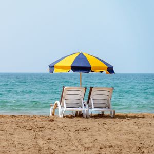 Превью обои шезлонги, зонтик, пляж, море, лето, отдых