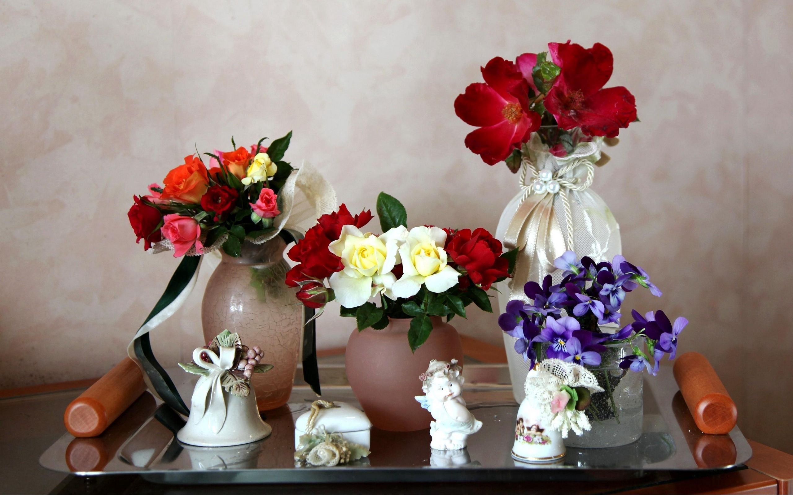 Подарить цветы в вазе. Ваза с цветами. Разные цветы в вазе. Композиция цветов в вазе.