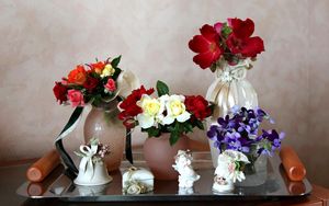 Превью обои шиповник, фиалки, цветы, вазы, поднос, фарфор