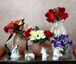 Превью обои шиповник, фиалки, цветы, вазы, поднос, фарфор