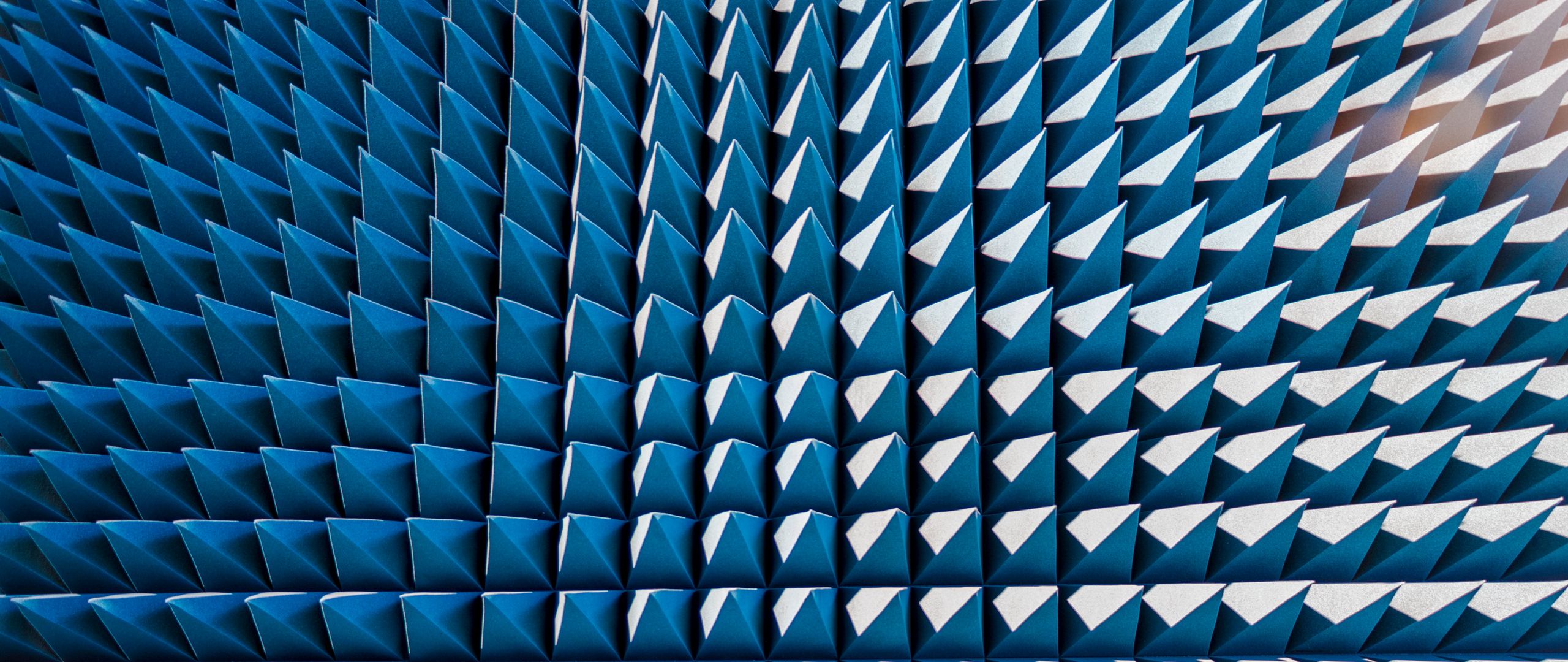 заставки с шипами. шипы на стебле. зеленые шипы. инопланетные колючки-шипы. объемный фон.