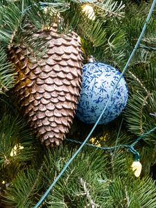 Превью обои шишка, елочный шар, елка, новый год, рождество