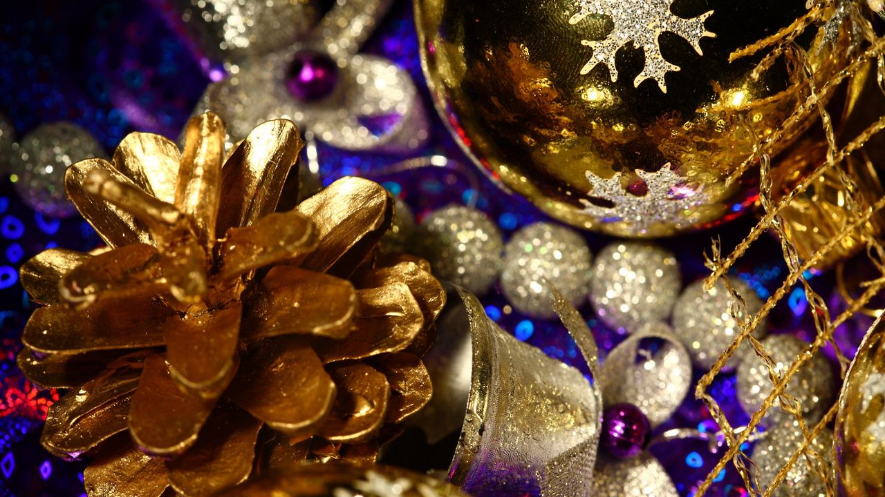 Обои шишка, украшения, елочная игрушка, блестки, золото, крупный план, новый год