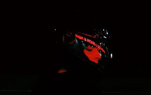 Превью обои шлем, лицо, темный, свет, красный, черный