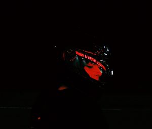 Превью обои шлем, лицо, темный, свет, красный, черный