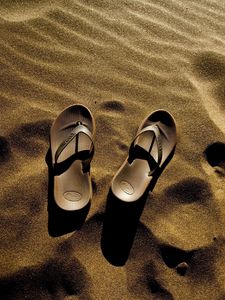 Превью обои шлепки, песок, пляж, тень, лето