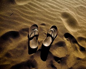 Превью обои шлепки, песок, пляж, тень, лето