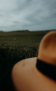 Превью обои шляпа, коричневый, трава, газон