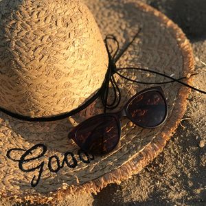Превью обои шляпа, очки, пляж, надпись, слова