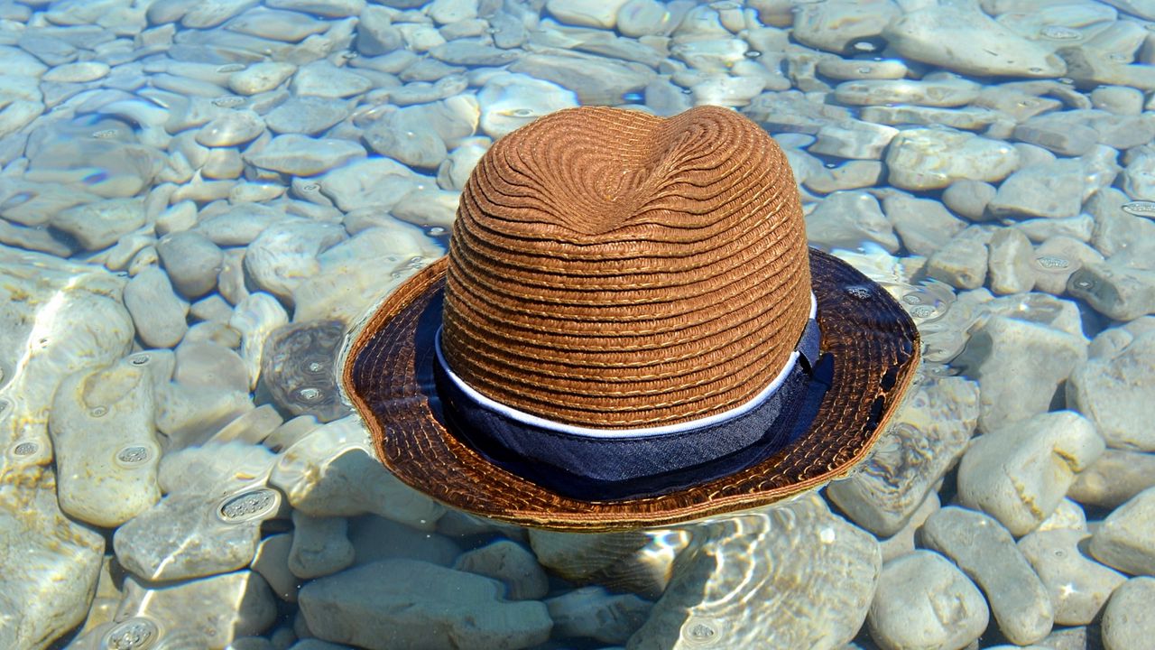Обои шляпа, вода, камни, побережье