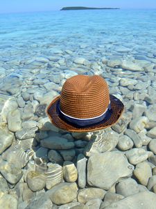Превью обои шляпа, вода, камни, побережье