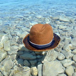 Превью обои шляпа, вода, камни, побережье
