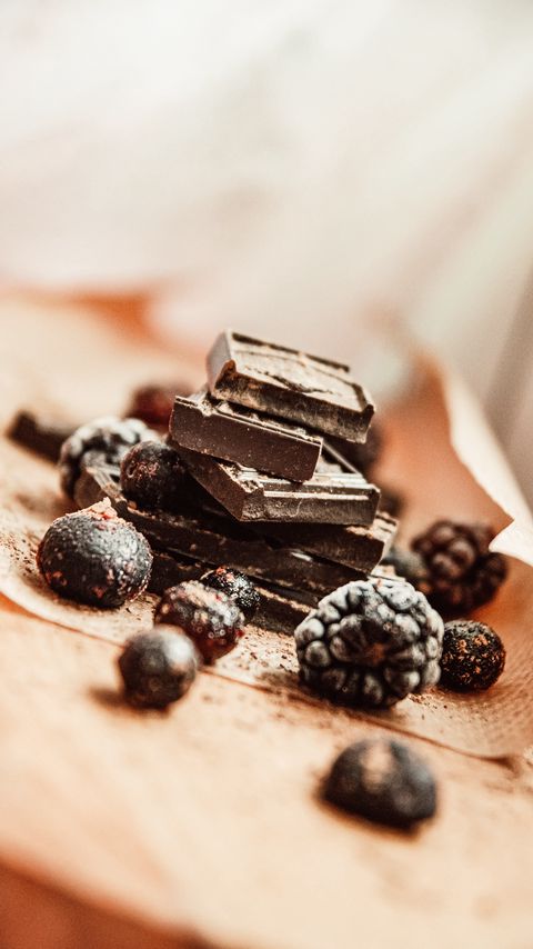 480x854 Обои шоколад, ежевика, черника, ягоды, десерт
