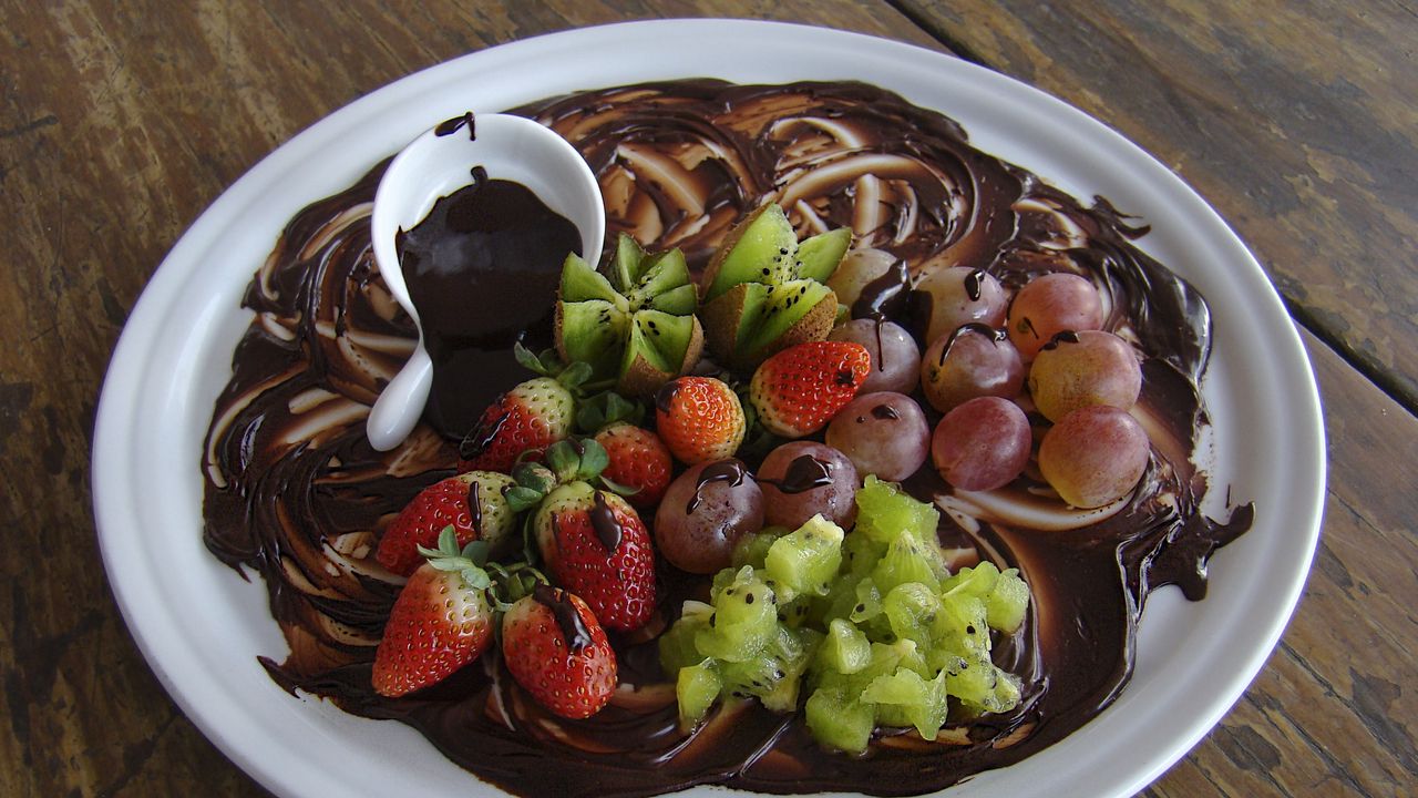 Обои шоколад, клубника, киви, виноград, тарелка, десерт