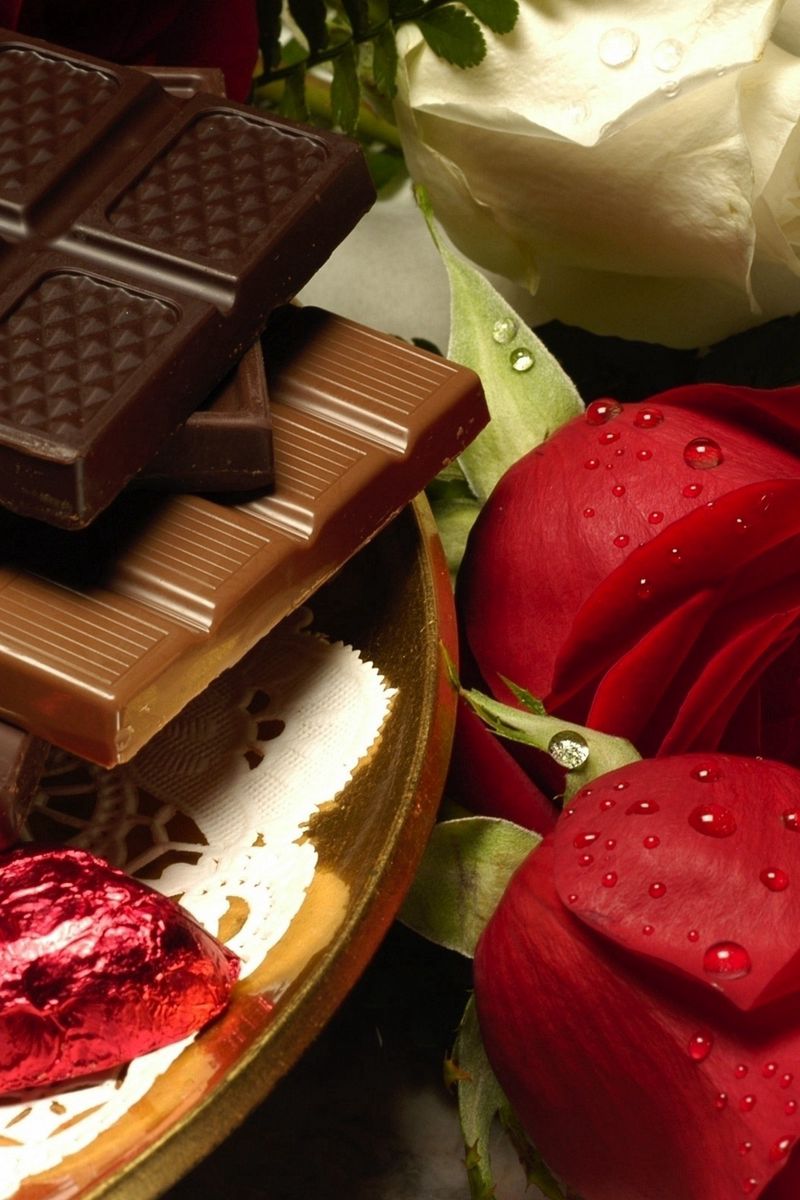 Цветы и шоколадка. Шоколадные цветы. Цветы и шоколад. Розы и шоколад.