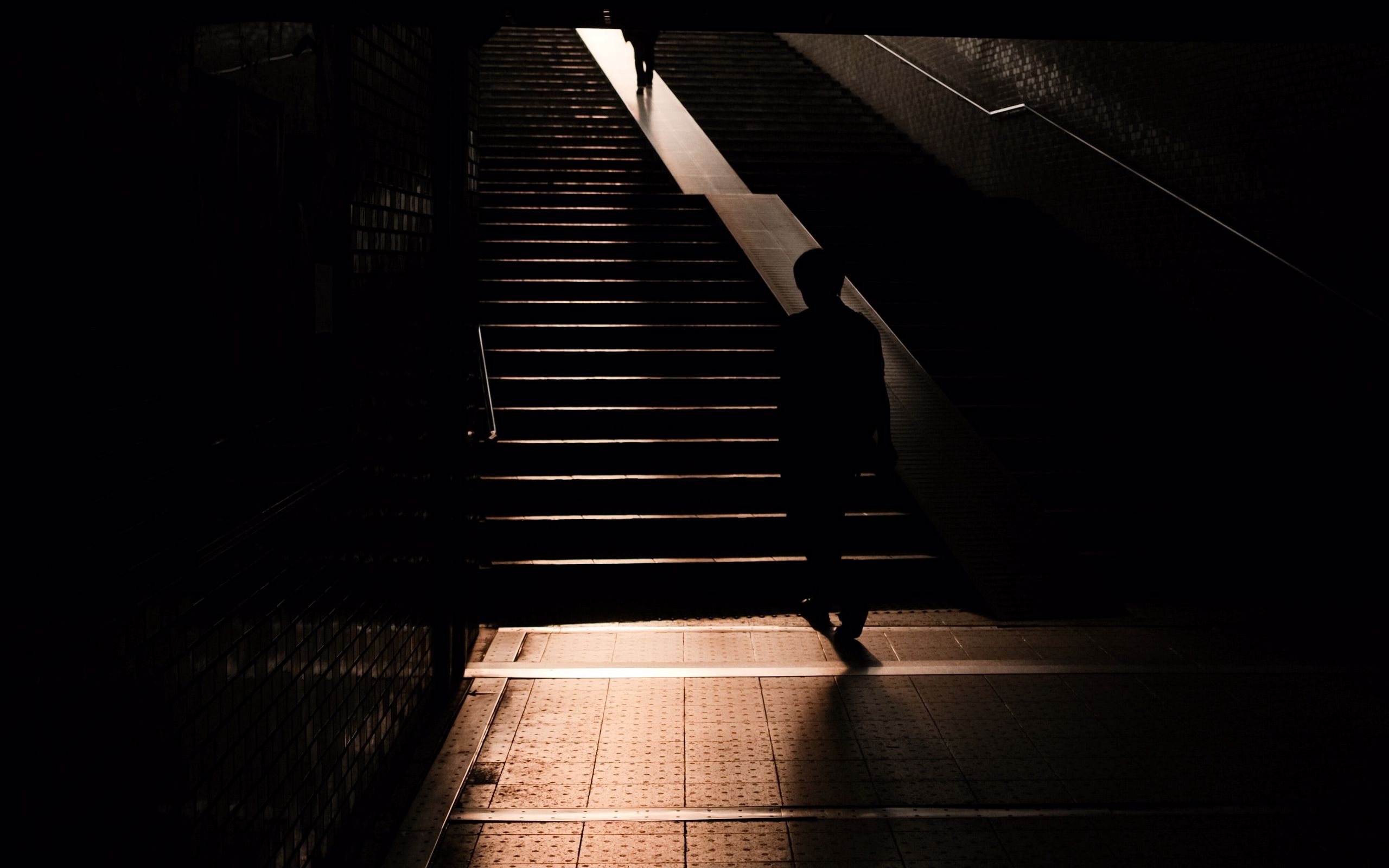 Лестница на темном фоне