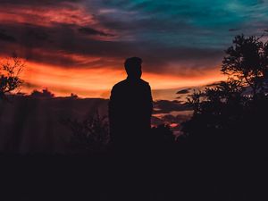 Превью обои силуэт, человек, небо, закат