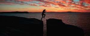 Превью обои силуэт, человек, прыжок, море