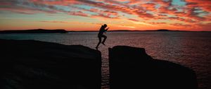 Превью обои силуэт, человек, прыжок, море