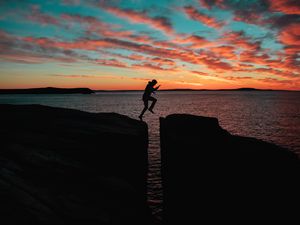 Превью обои силуэт, человек, прыжок, море