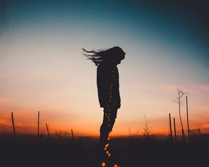 Превью обои силуэт, человек, свет, ночь, небо