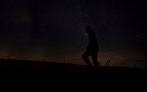 Превью обои силуэт, человек, темный, ночь, звездное небо